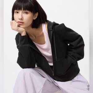 Uniqlo woman’s Black Full-Zip Hooded Hoodie-size M